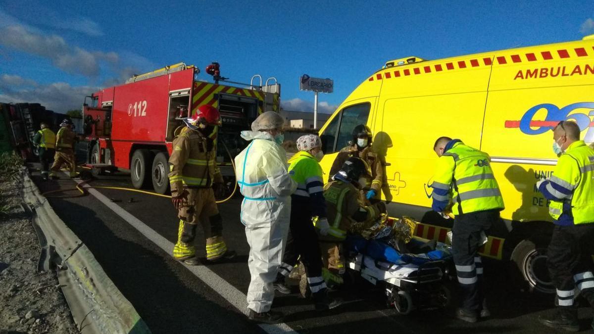 Herido grave tras volcar el camión que conducía por la A-7 en Lorca