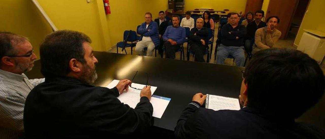 Figueiras, sentado, en el centro, durante una asamblea de la asociación empresarial. // Bernabé/Víctor Espiño