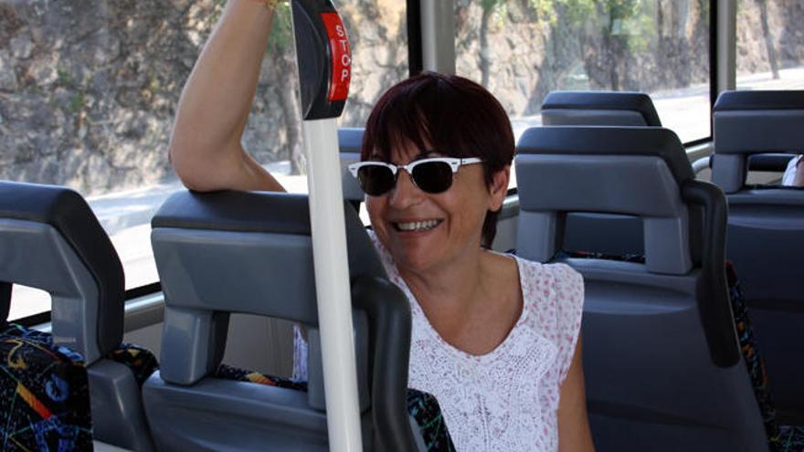 Olga González Vilas en un autobús urbano de Ourense, durante el rodaje del documental. // Fdv