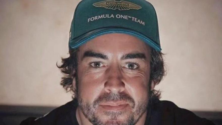 Fernando Alonso: Aston Martin F1 lanza su colección de ropa deportiva 2024  