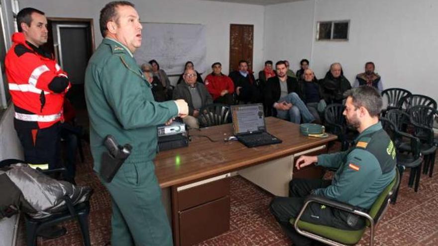 Asistentes a la charla de Guardia Civil y Protección Civil, ayer, en Codeseda.  // Bernabé / Luismy