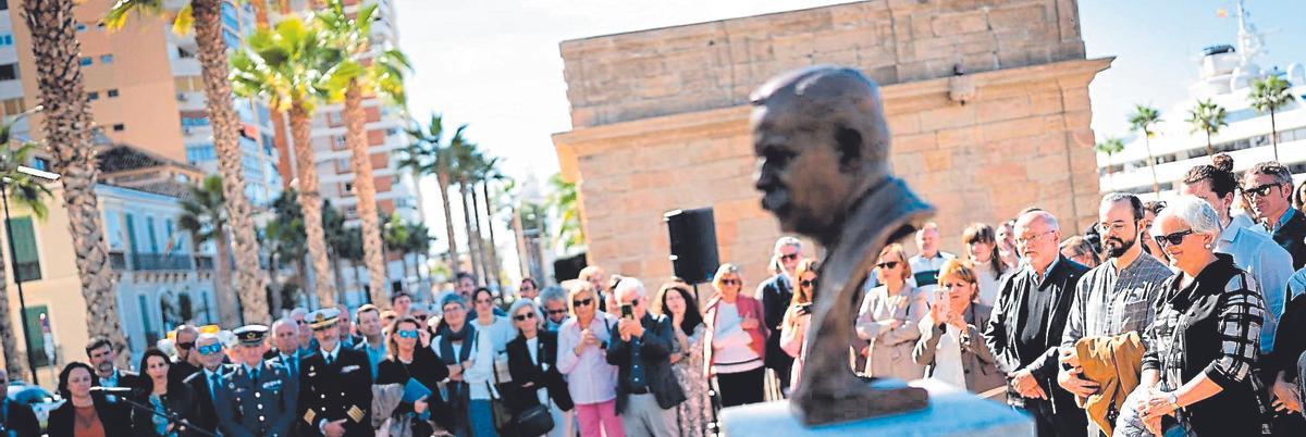 Busto homenaje a Odón de Buen en el Paseo de la Farola, sufragado con fondos municipales.