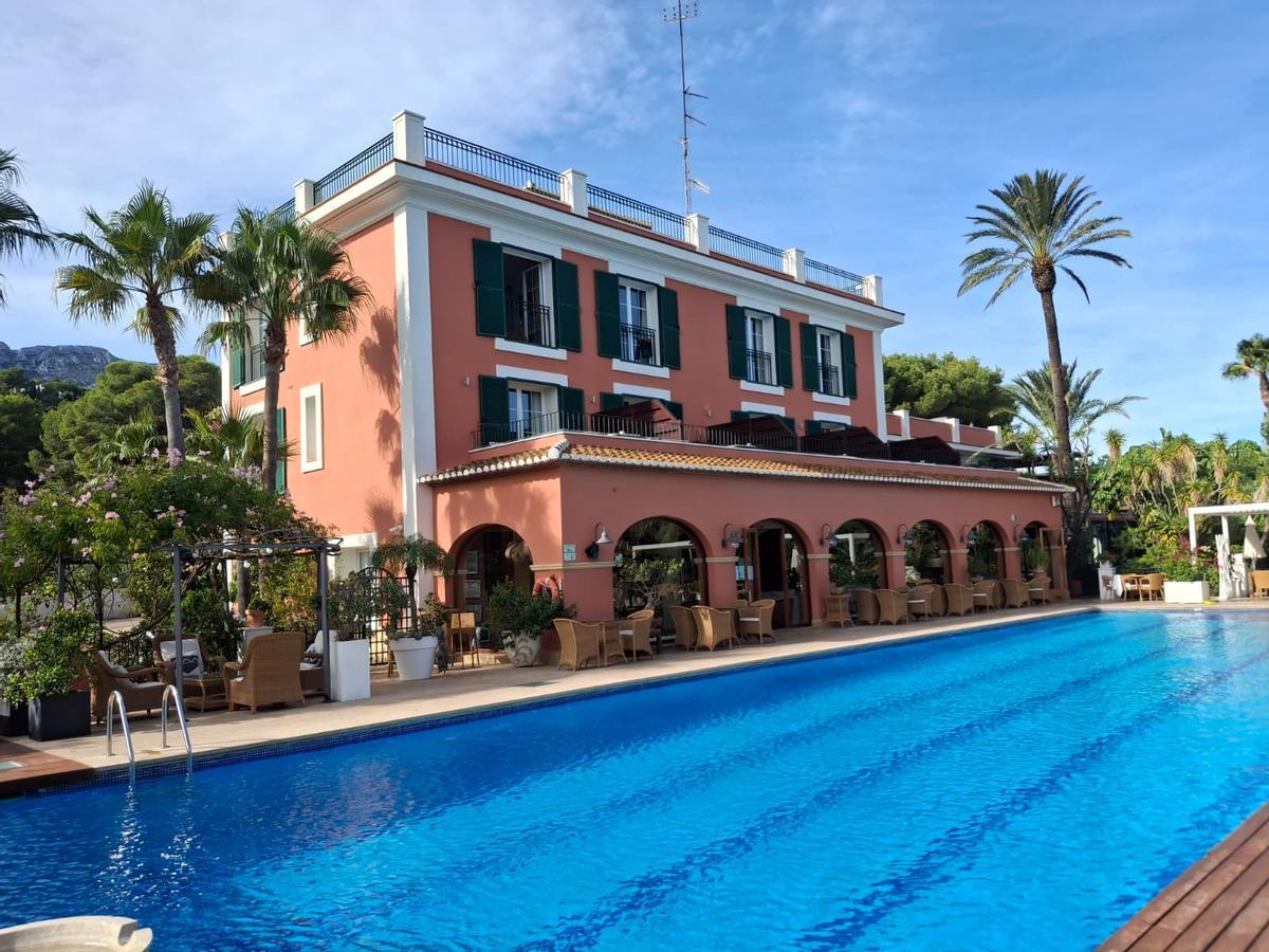 El precioso hotel Les Rotes de Dénia. La paleta cromática es acertadísima: paredes ocres, esquinazos y dinteles blancos y carpintería exterior verde