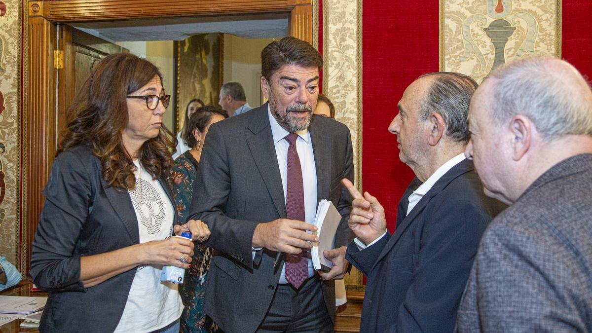 Barcala conversa con concejales socialistas, incluido el portavoz municipal