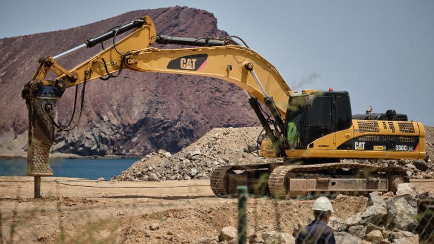 Maquinaria utilizada en el solar de Sotavento donde se construye el hotel La Tejita.