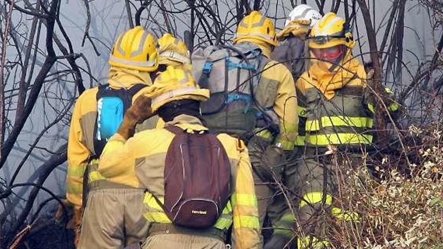 Un incendio en Loimil obliga a cortar el tráfico en la N-525 y amenaza casas