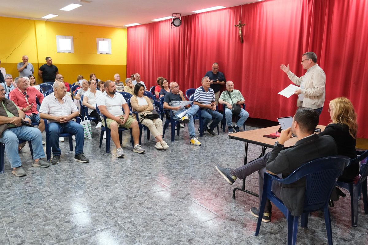 El Ayuntamiento analiza junto a vecinos y vecinas de Casa Ayala el inicio de una modificación menor del Plan General de Ordenación (2)