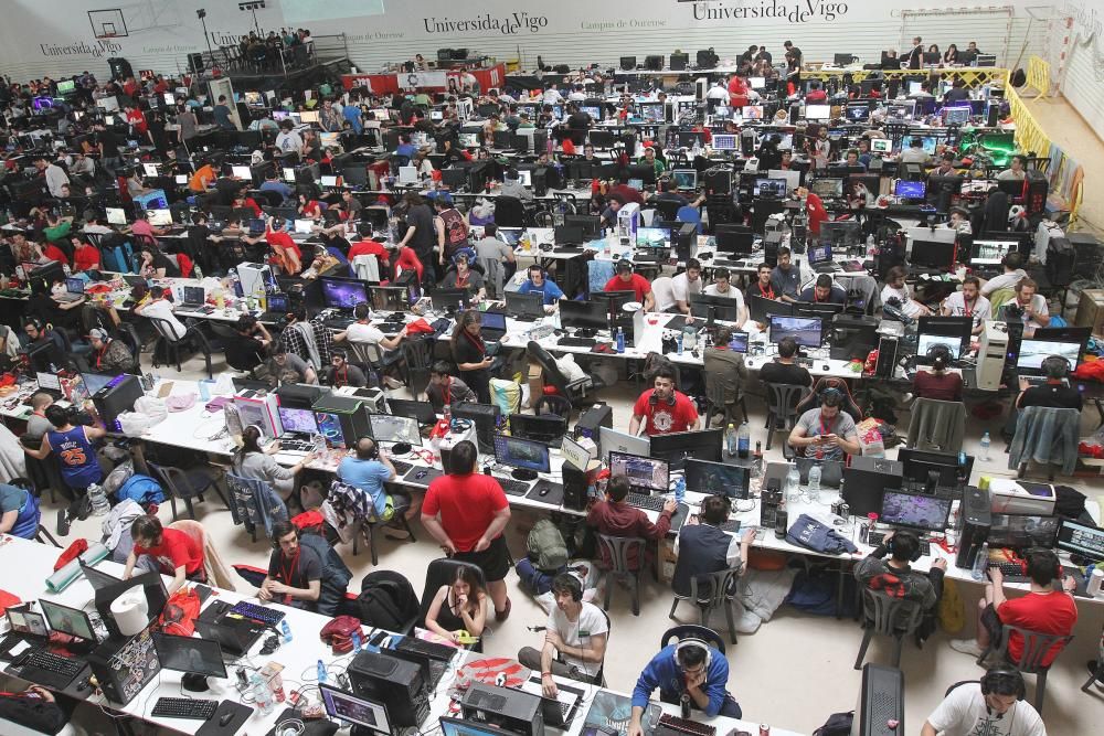 Más de 500 personas apasionadas de los videojuegos se citan con sus ordenadores durante 72 horas ininterrumpidas jugando