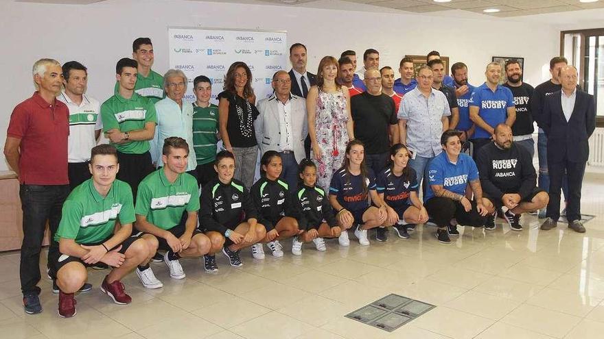 Foto de familia de los representantes de los clubes ourensanos, ayer, con las autoridades. // Iñaki Osorio