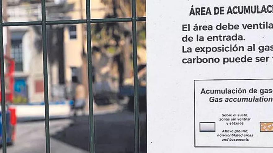 Un cartel indica la acumulación de CO2 en Puerto Naos.