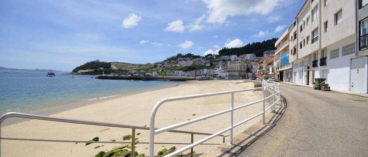 Playa de Raxó, cuyas aguas obtuvieron la calificación de calidad &quot;insuficiente&quot; para el baño. // G. Santos