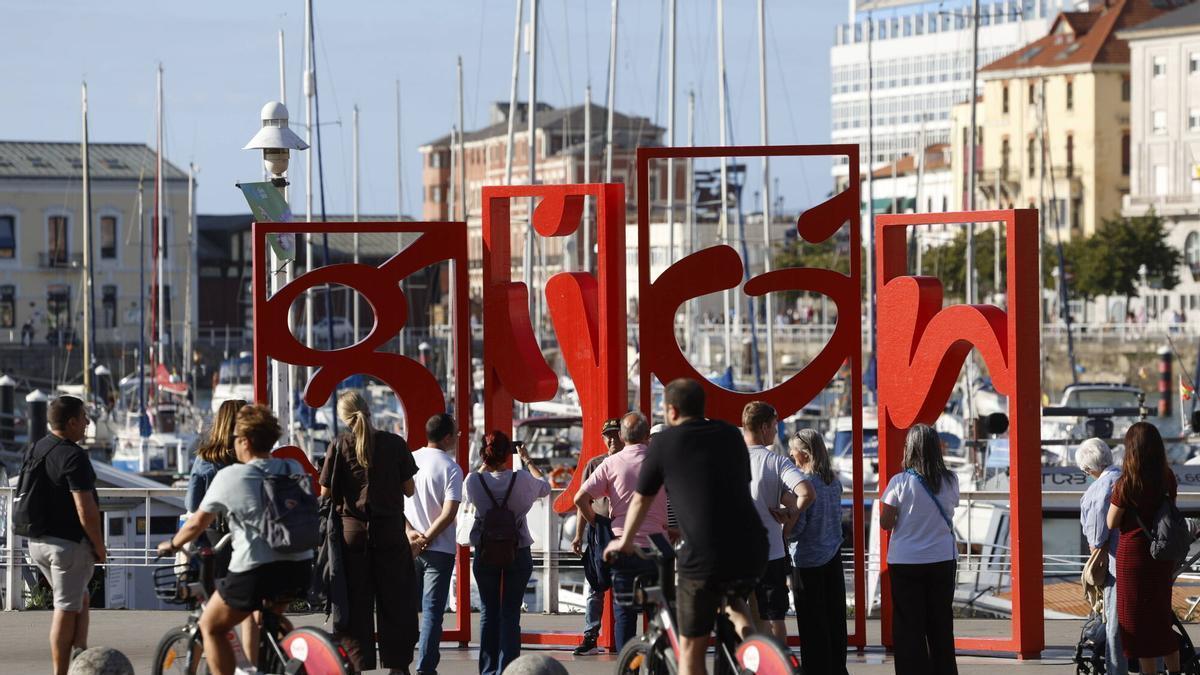 Turistas en Gijón el pasado verano.