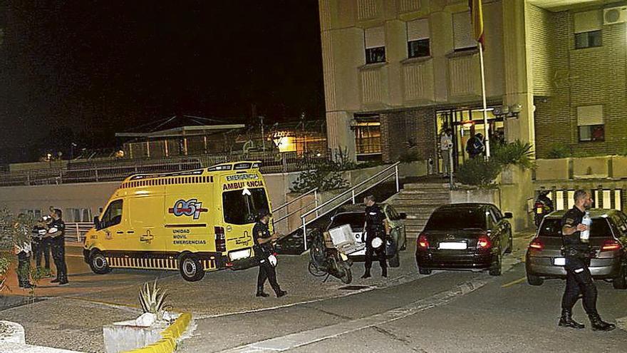 Policías y una ambulancia, a las puertas del centro de inmigrantes tras la fuga.