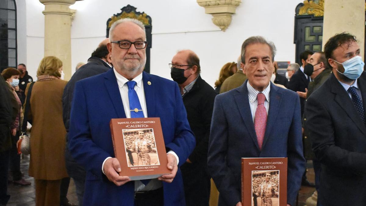 Domingo Echevarría (derecha), en el acto de presentación del libro.