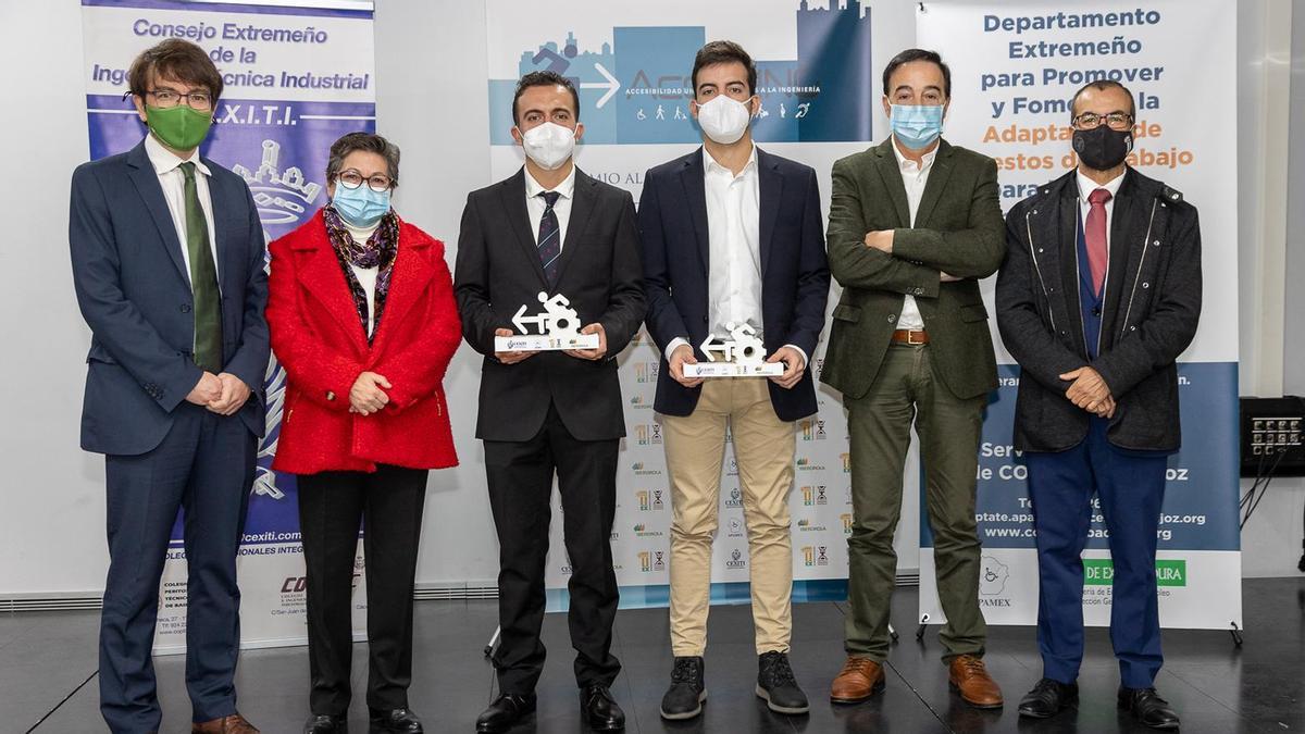 El primer premio y el accésit de la sexta edición de AccesING 2021, junto con organizadores y patrocinadores.