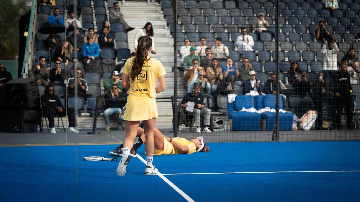 Claudia y bea celebran el triunfo tras tres horas de partido, poco después Bea tuvo anunció su retirada
