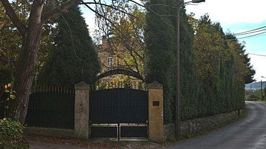 Entrada y cierre de Villa Julia o Valdeameno, finca cuya protección impide ampliar la carretera.