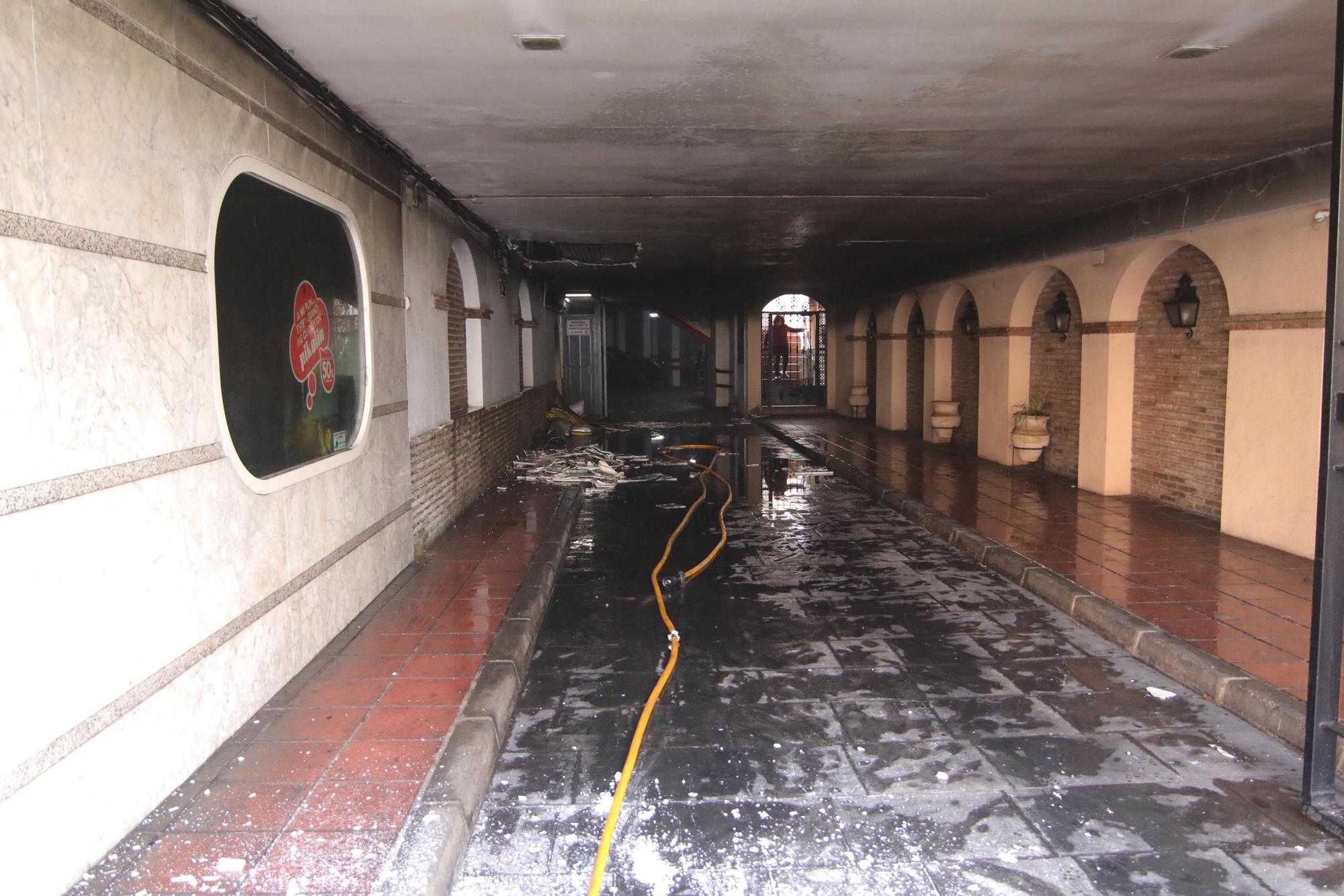 Un incendio calcina una tienda de colchones en Santa Rosa