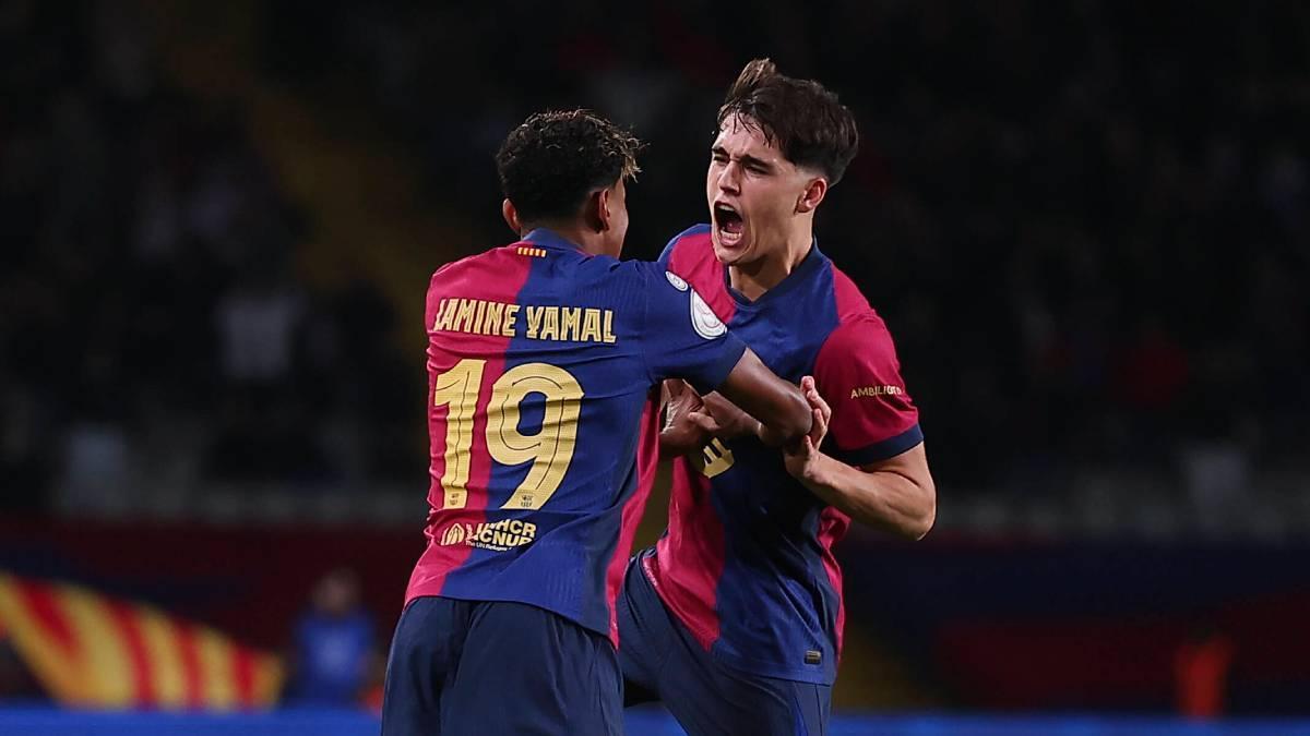 Cubarsí y Lamine Yamal celebran un gol el curso pasado