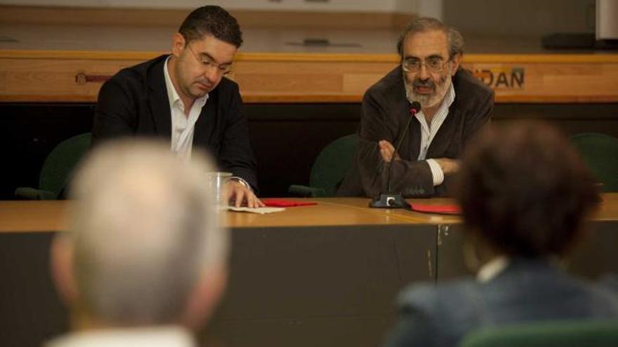 Luis Benito y Francisco Erice, durante el acto en el CIDAN de Pola de Laviana.