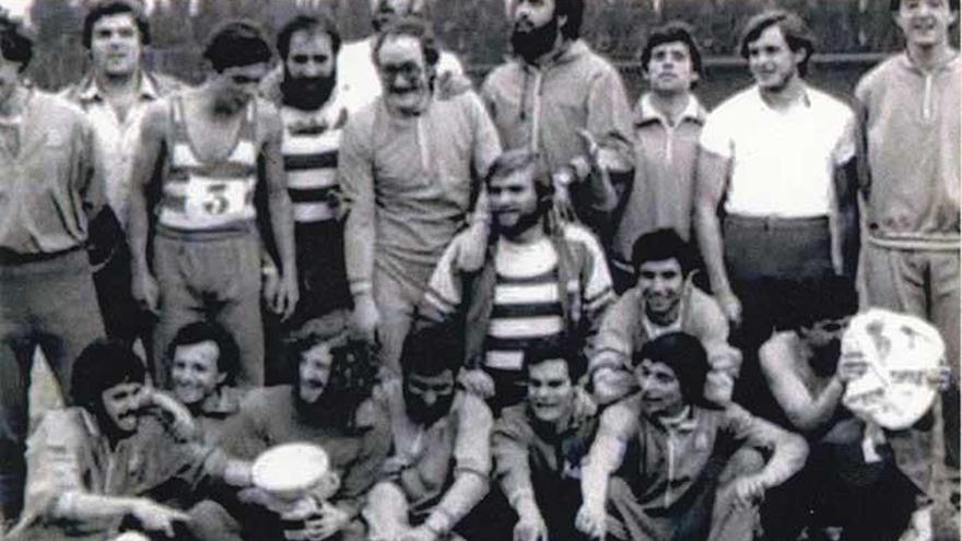 El atleta Vidal, segundo de pie por la izquierda, posa con el resto de la sección de atletismo del Dépor en 1979. | APD