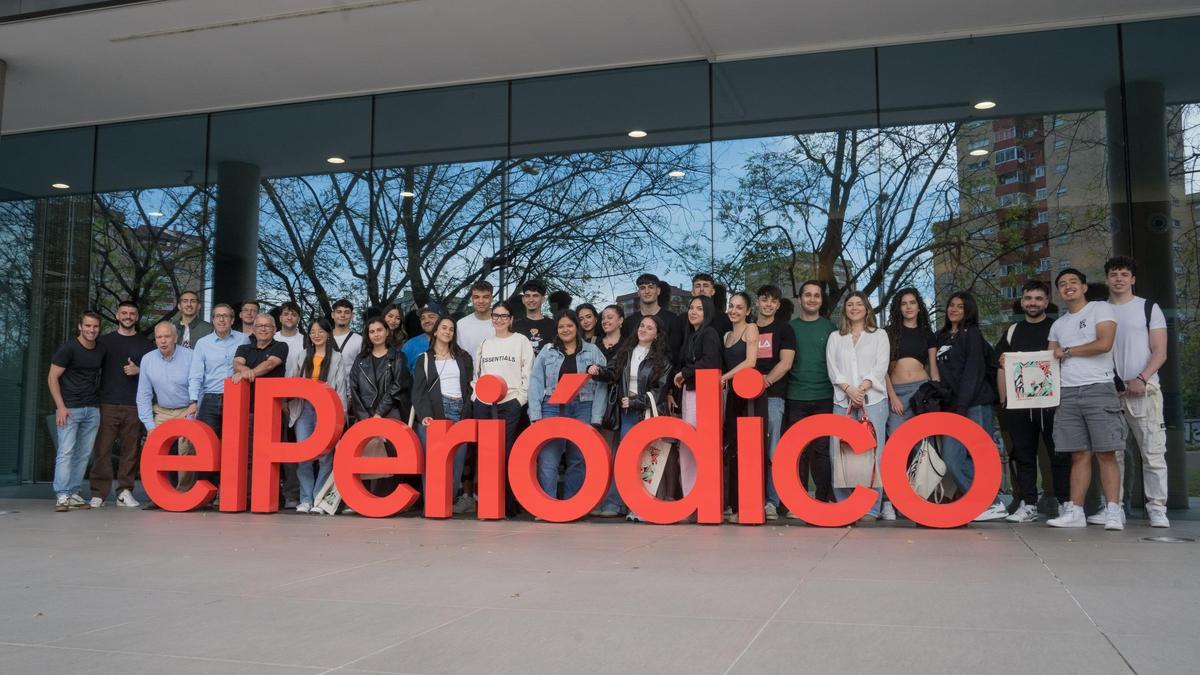 Foto grupal de los alumnos del grado superior de Marketing y Publicidad de PratFP en la sede de El Periódico