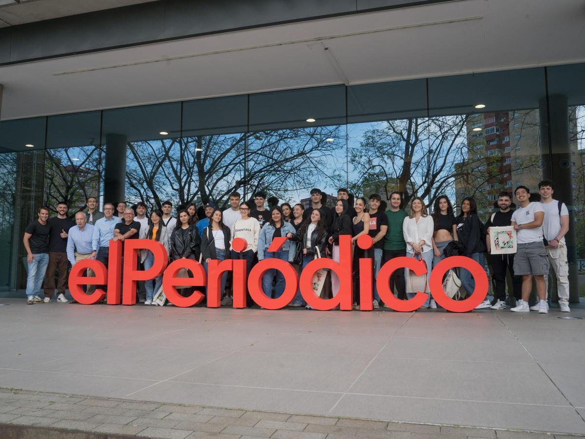 Foto grupal dels alumnes del grau superior de Màrqueting i Publicitat de PratFP en la seu dEl Periódico Foto grupal dels alumnes del grau superior de Màrqueting i Publicitat de PratFP en la seu dEl Periódico