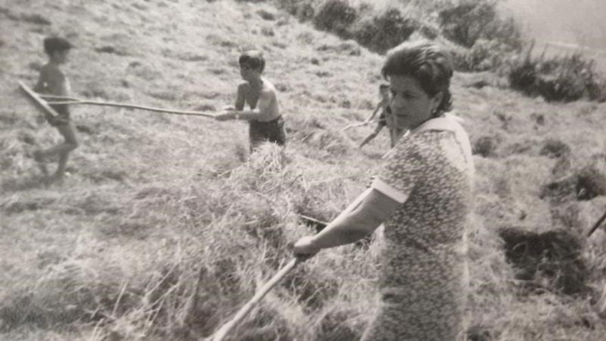 Victoria trabajando en el campo antes de incorporarse a Vicky Foods e introducir los productos de pastelería. 