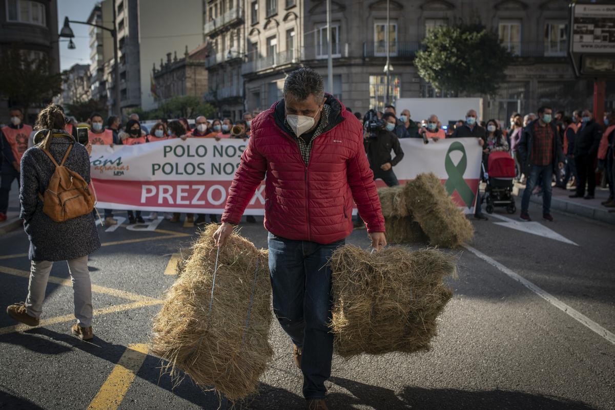 Llevaron pacas de paja que quemaron durante el recorrido, para exteriorizar su hartazgo. // BRAIS LORENZO