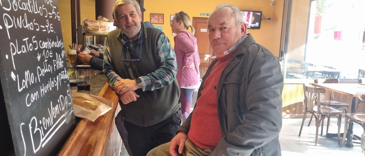 Por la izquierda, José Ramón Fernández y Manolo Alonso, ayer, en un bar de Proaza.