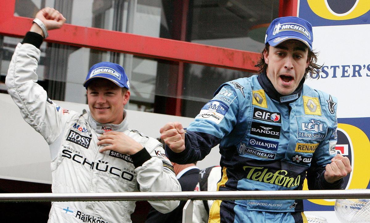 Kimi y Alonso celebran su podio en Spa-Francorchamps (Bélgica) en 2005