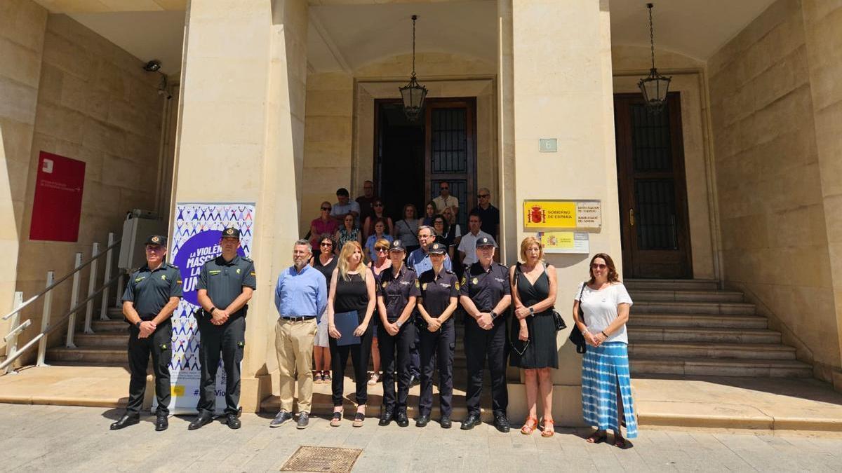 Minuto de silencio en la Subdelegación del Gobierno en Alicante.