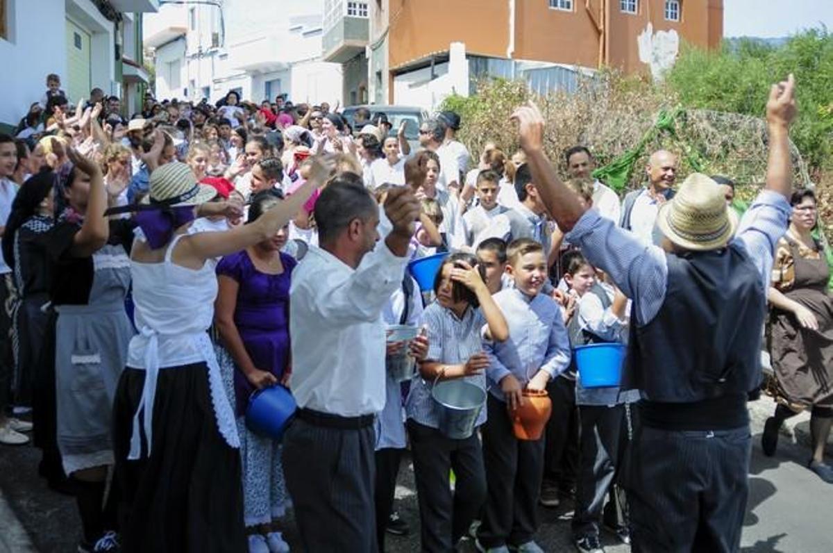Traida Infantil del Agua de Lomo Magullo 2016 Traida Infantil del Agua de Lomo Magullo 2016