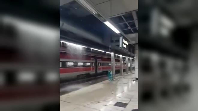 Sants permanecerá abierta toda la noche para acoger a quien lo necesite mientras el agua afecta a varias vías