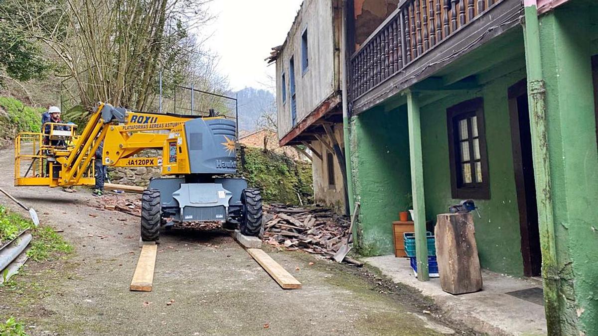 Las labores de demolición en el inmueble de Vegadotos, ayer al mediodía. | C. M. B.