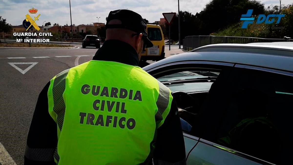 Multado tras sufrir un accidente, poner la baliza v-16 y bajar del coche con el chaleco puesto: la Guardia Civil le encuentra el error al salir