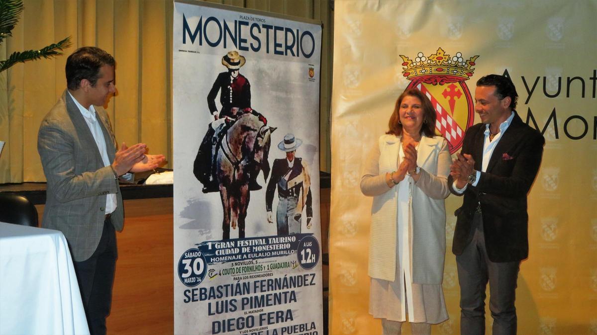 Los empresarios de Tauroluz y la concejala de ganadería tras presentar el cartel