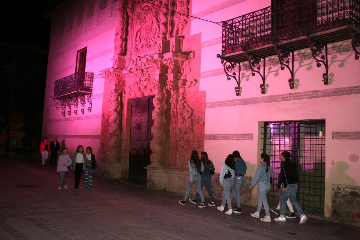 La fachada principal del Palacio de Guevara se convertía en un atractivo más por su espectacular iluminación.
