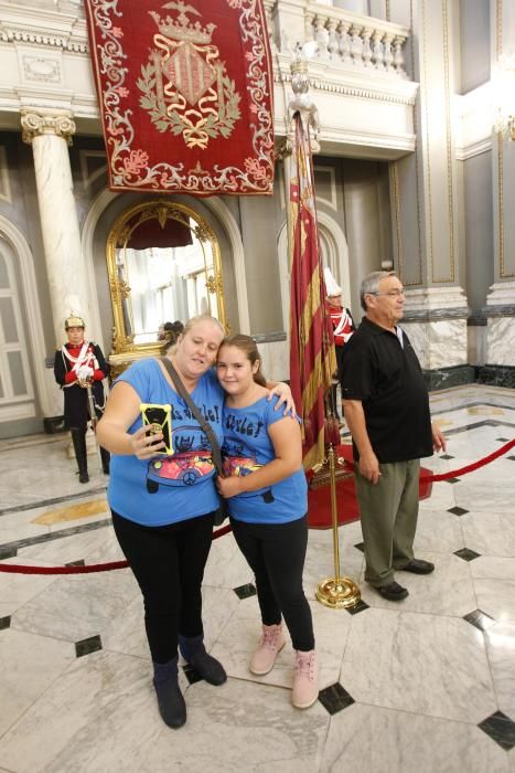 Visita a la Real Senyera en el Ayuntamiento