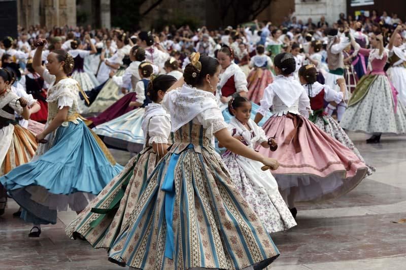 Dansà infantil en la plaza de la Virgen