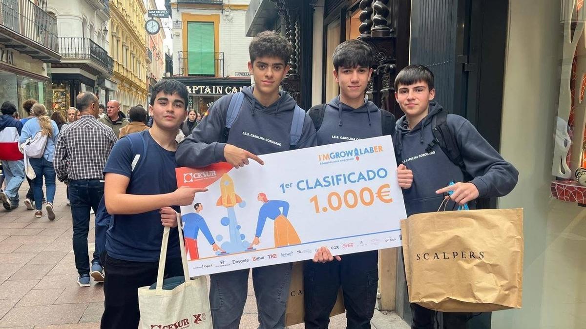Vicente, Fernando, Jaime y Germán posan con el premio ganador en el concurso.
