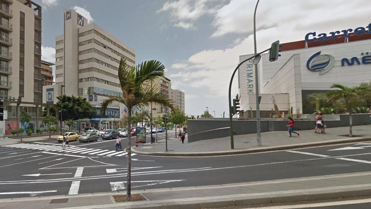 Acera junto al Centro Comercial Meridiano que modificará el Ayuntamiento de Santa Cruz.