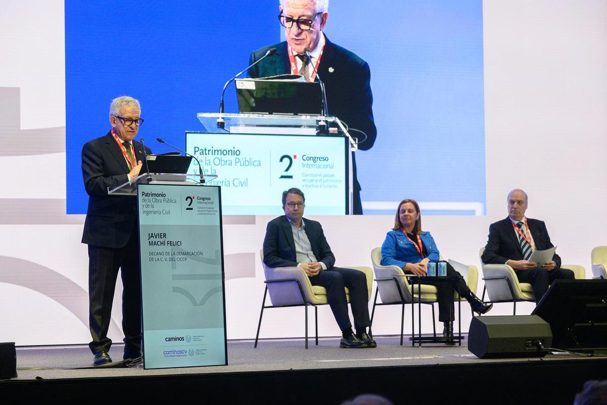 El decano del CICCP, Javier Machí, se dirige a los asistentes al Congreso en la apertura de las actividades en València