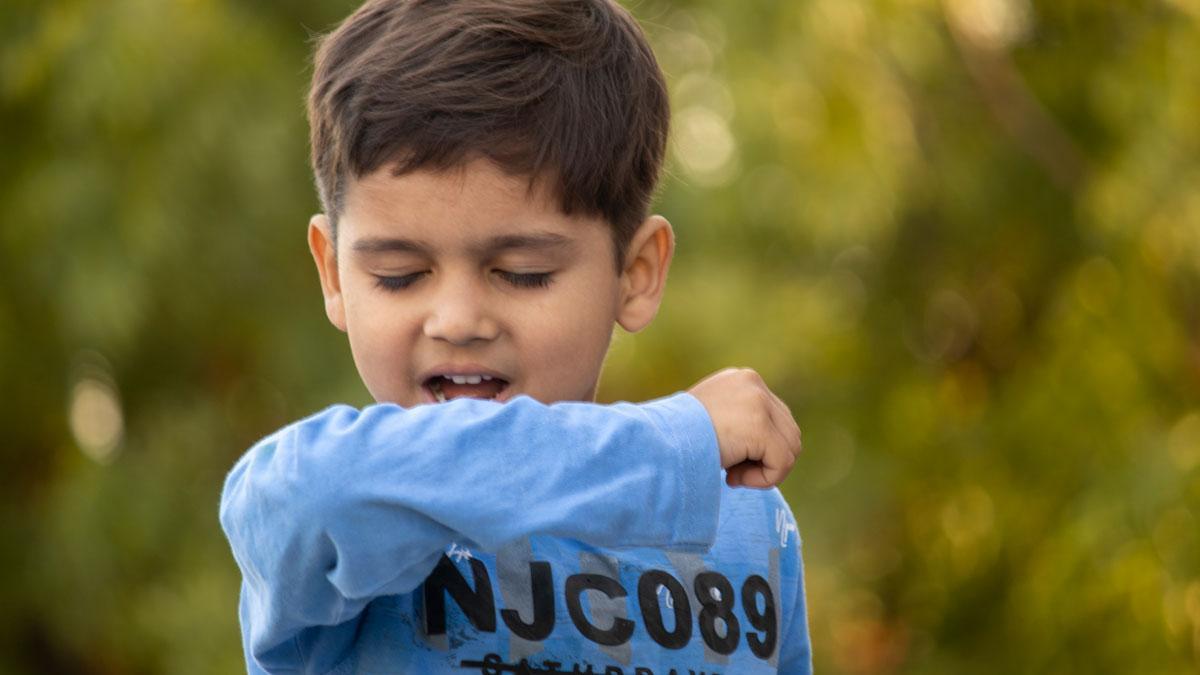 Un niño tosiendo