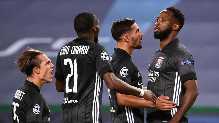 Dembelé celebra el tercer gol del Lyon.