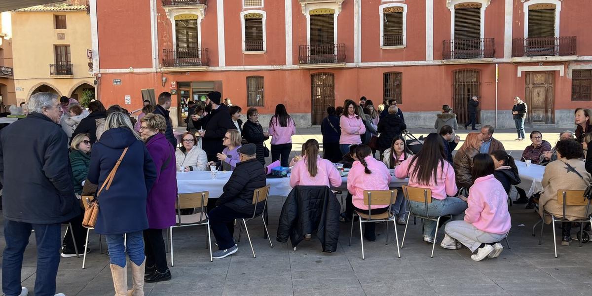 La plaça Major de Vila-real ha acollit aquest cap de setmana una nova edició de la xocolatada solidària de les rosarieres.