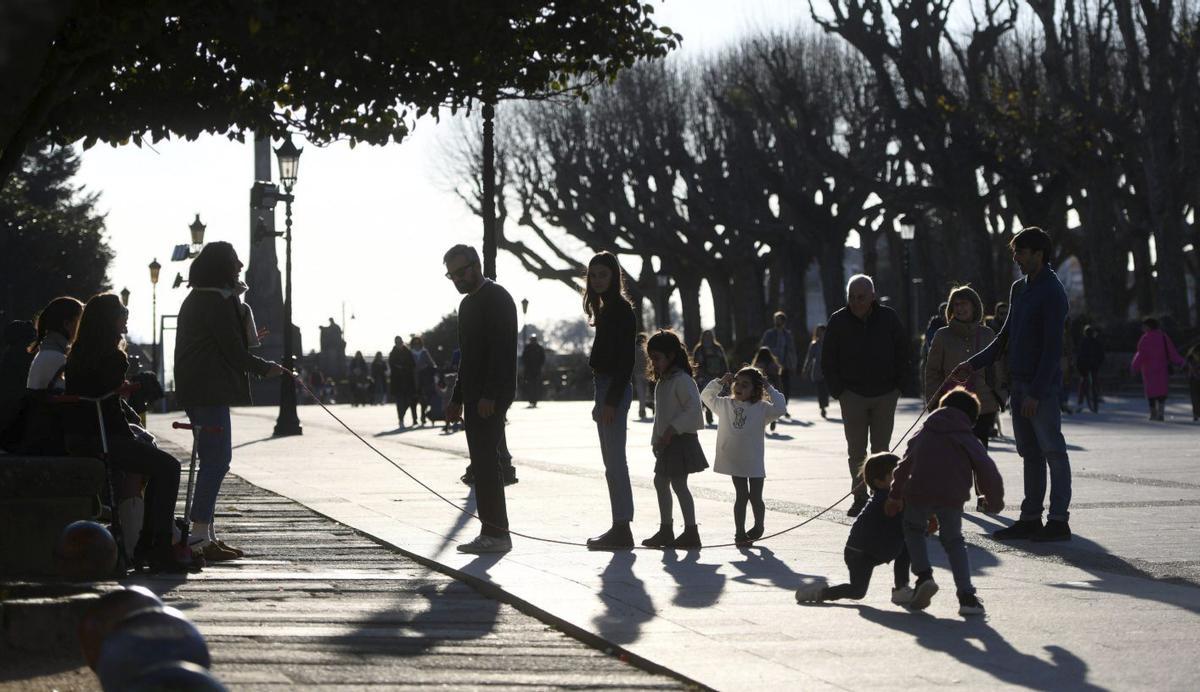 Gente disfrutando de una tarde de sol en el centro de Pontevedra.