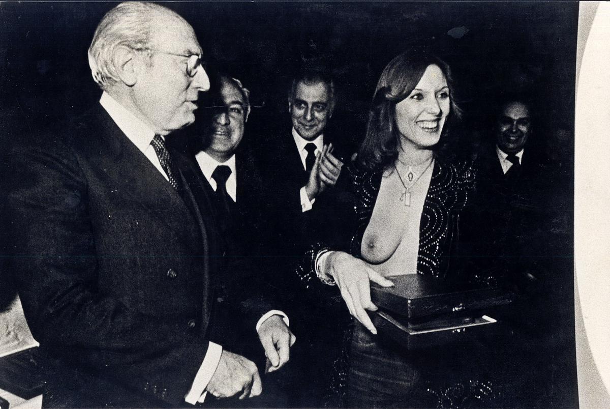 Fotografía de Susana Estrada con Enrique Tierno Galván en los premios al Personaje Más Popular del Año (1978). Publicada en 'Pueblo'.