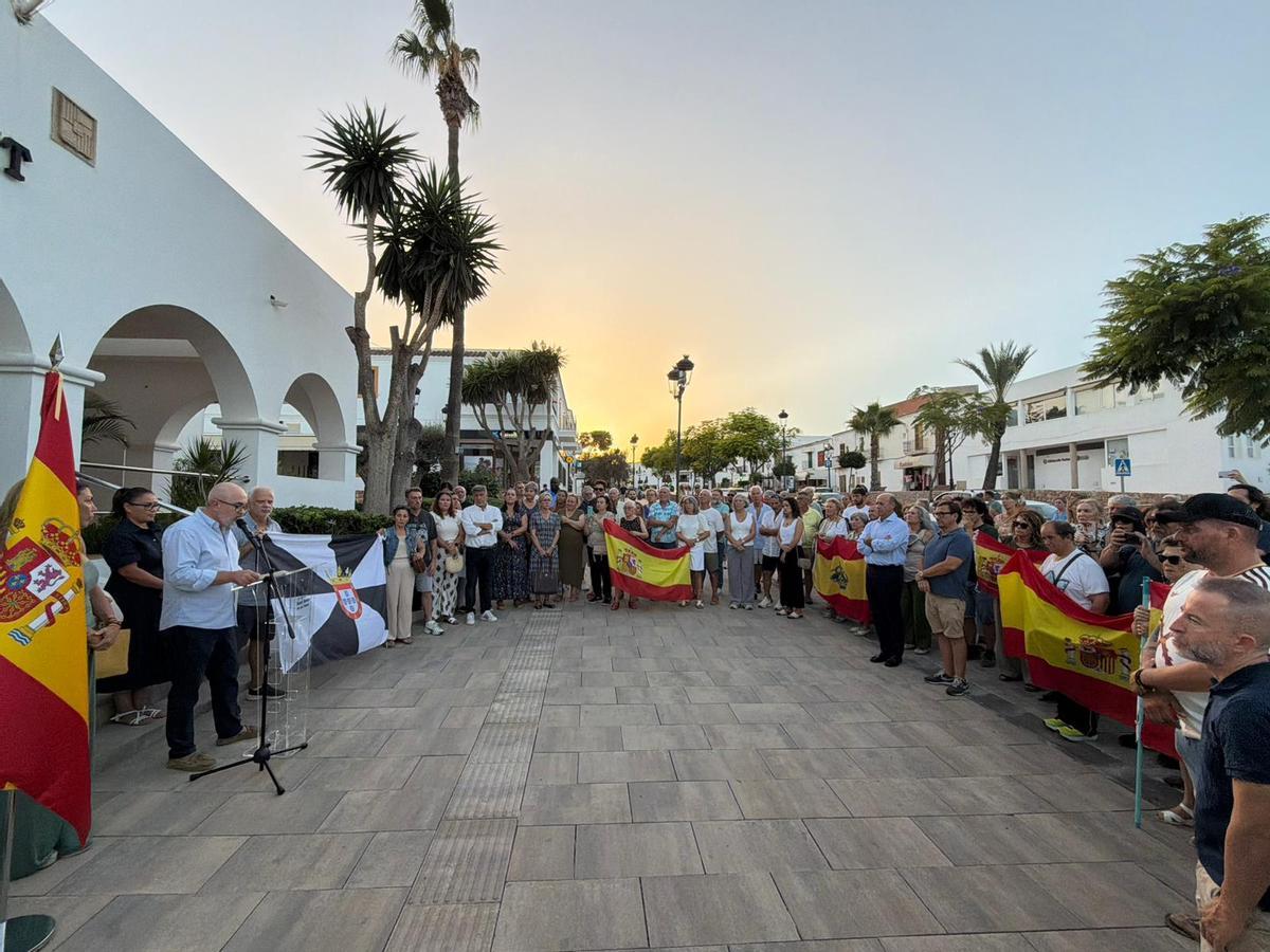 Galería: Concentración en apoyo a Ceuta en el Ayuntamiento de Sant Josep