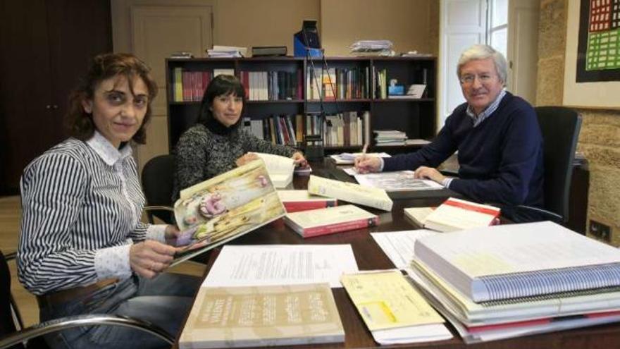 Manuel Ramos (d.), con dos empleadas de Ediciones Linteo.  // Iñaki Osorio